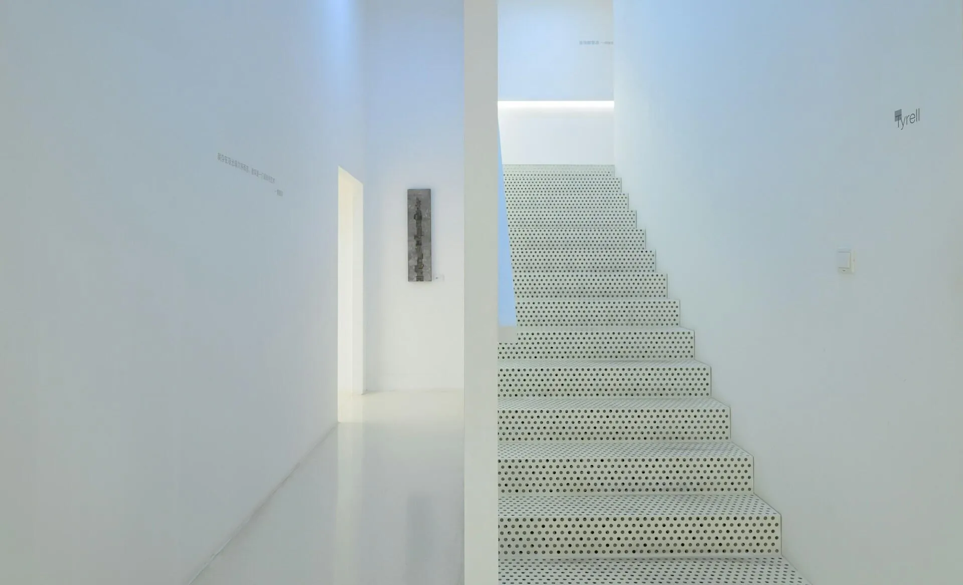Weiße Treppe aus Lochblech in einem hellen Raum